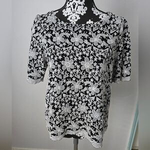 Everleigh floral blouse size L, but look like M